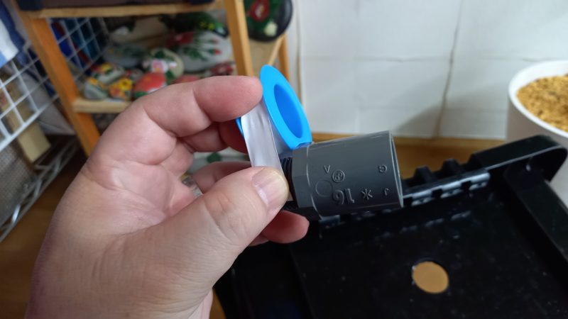 防水テープを巻く様子