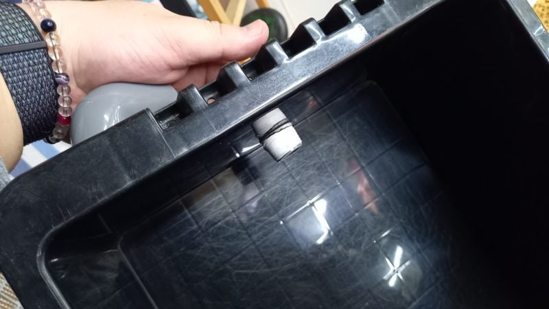 パイプを締める様子