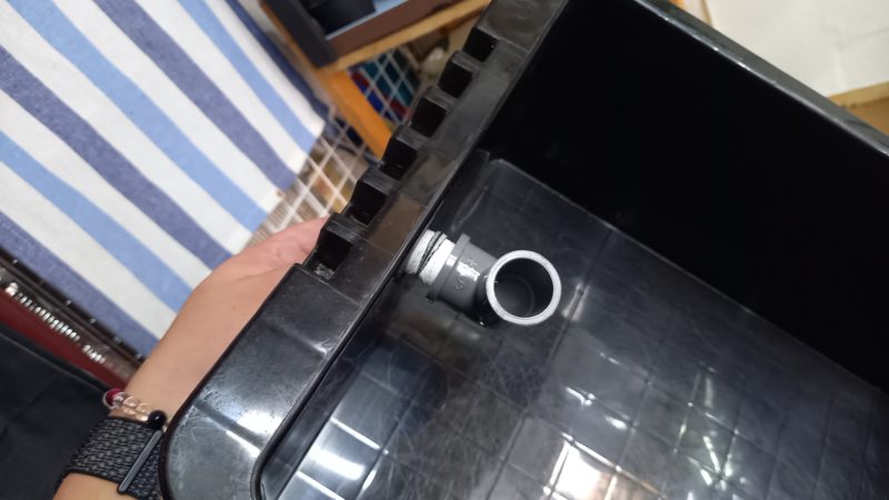 パイプを締める様子