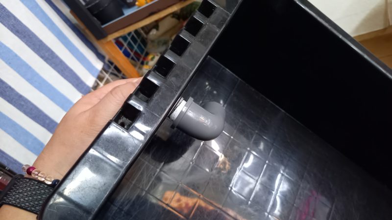 パイプを締める様子