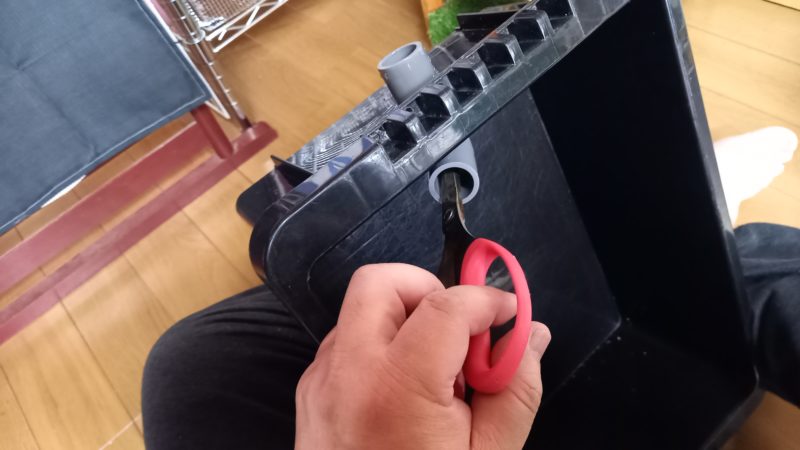 パイプを締める様子